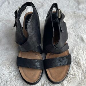 Sofft Christine leather Black Sandals with Chunky Heel and Ankle Strap in black